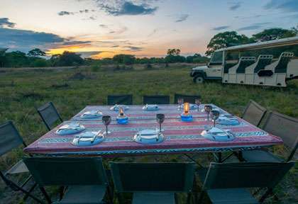 à table en safari bivouac