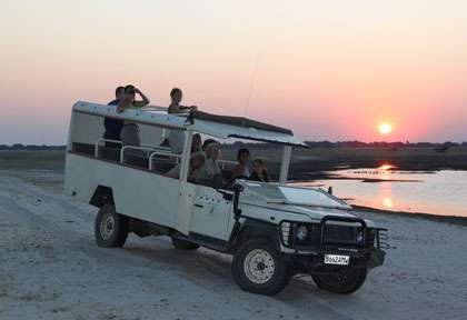 Véhicule pour les safaris bivouac