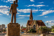 Namibie - Windhoek, Monument du president Namibien et Eglise du Christ Luteran ©Shutterstock, Vadim N