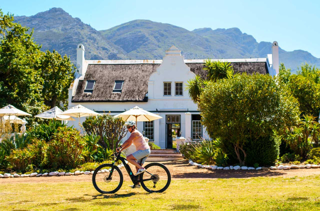 Afrique du Sud - Franschhoek - Visite de vignobles à vélo ©bikesnwines