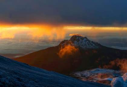 Lever de soleil sur le Kilimandjaro © Alexey Tarasov